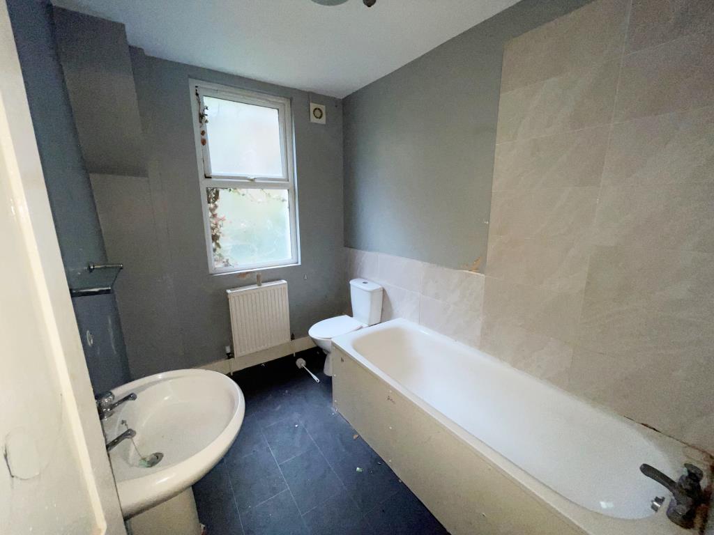Lot: 34 - THREE-BEDROOM HOUSE FOR IMPROVEMENT - Bathroom with three piece suite
